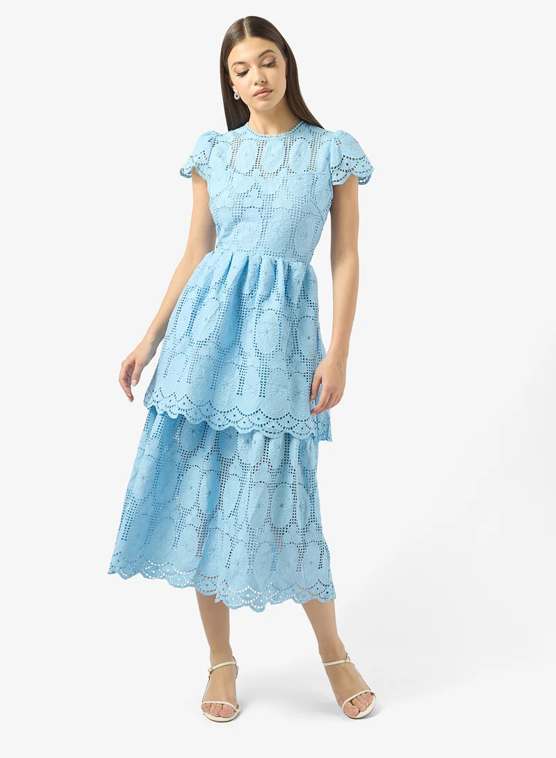 جاست مي فستان ميدي بأكمام قصيرة وتفاصيل دانتيل مكشكشة